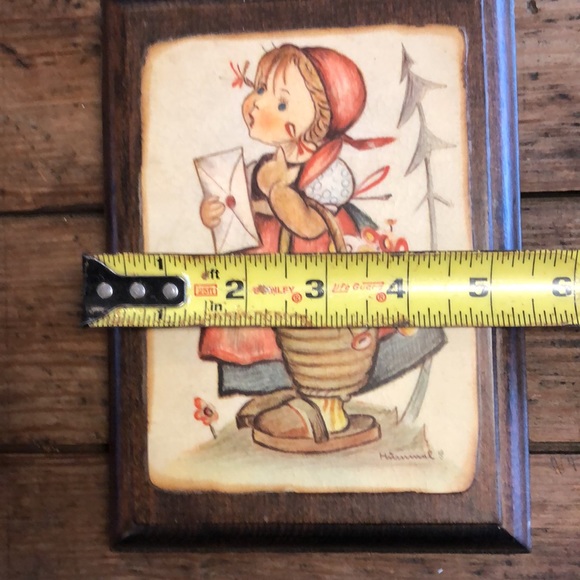 Vintage Hummel "Merry Wanderer" & "Girl w/ a basket" wall hangings - Picture 6 of 9